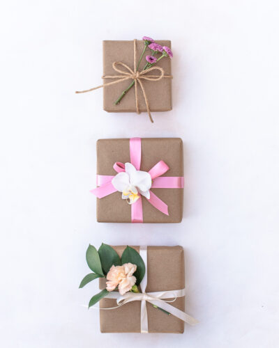 Gift wrapping with kraft paper, reusable ribbon and flowers
